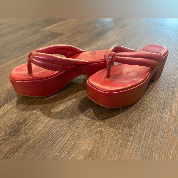Jeffrey Campbell Pink Metallic Platform Flip Flops, size 6.5 - Picture 2 of 2